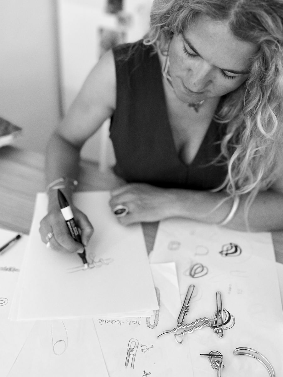 Margaux Tardits dessinant des bijoux à l'établi