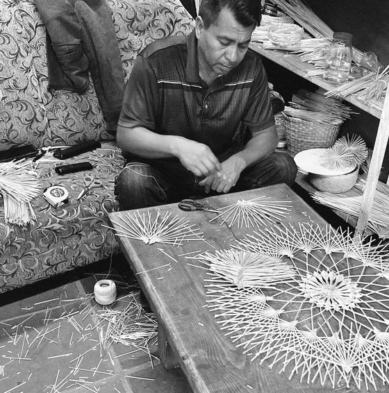 Artisan vannier au travail