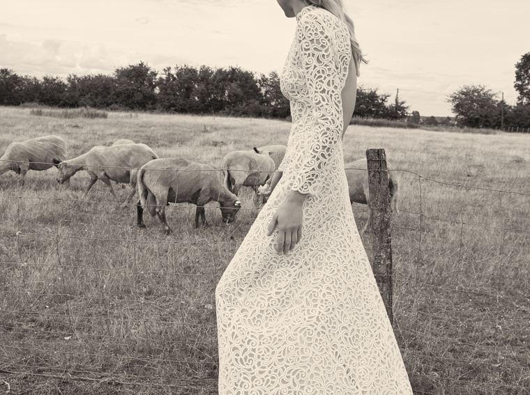 Robe en dentelle dans un champ