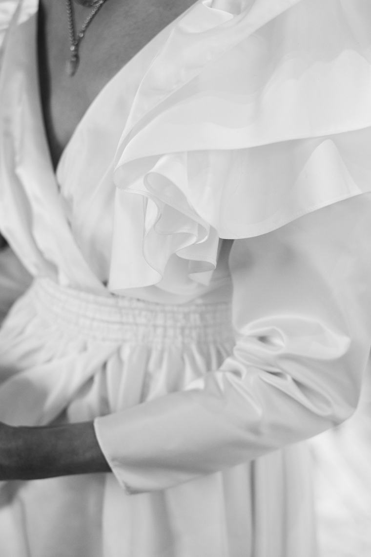 Détail de volants, robe blanche