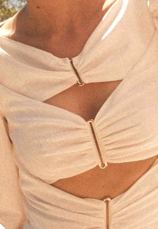 Détail de robe, agrafes portées