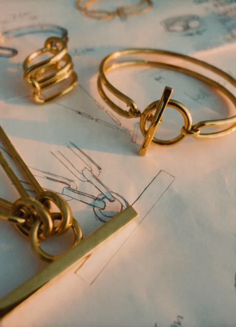 Bijoux posés sur les croquis